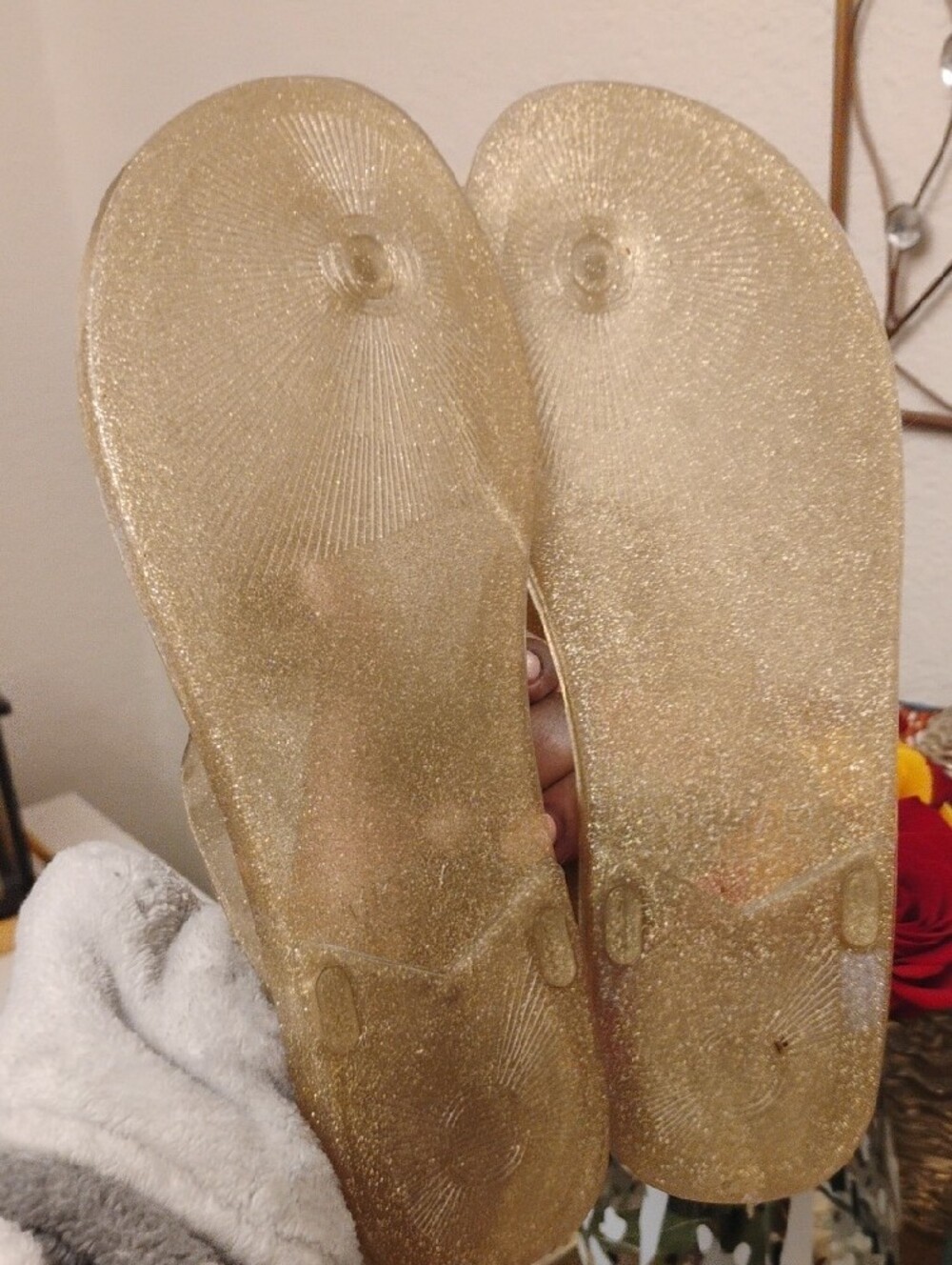 MICHAEL Michael Kors Gold Glitter MK Logo Jelly Thong Sandals - Picture 4 of 4